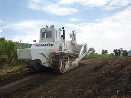コマツ　対人地雷処理と地域復興事業を本格支援 D85MS-15