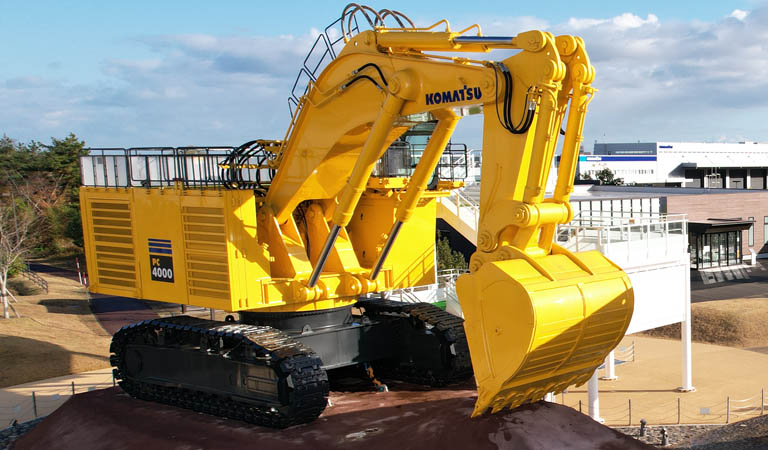 Super-large hydraulic excavator PC4000