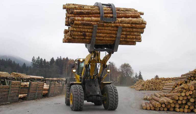 Wheel loader which carries logs (Log grapple)