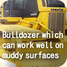 Bulldozer which can work well on muddy surfaces