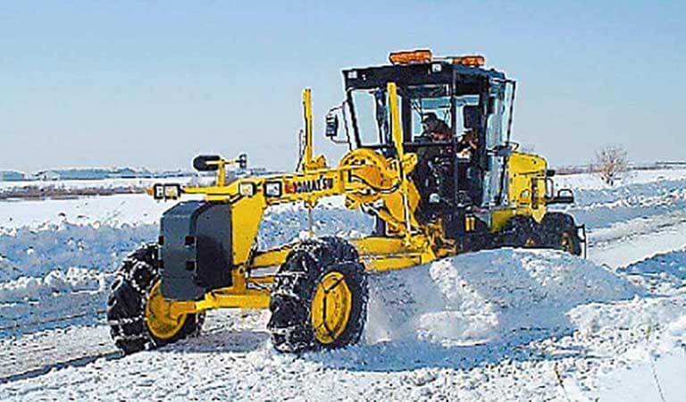 道の雪を取り除く機械(モーターグレーダー)