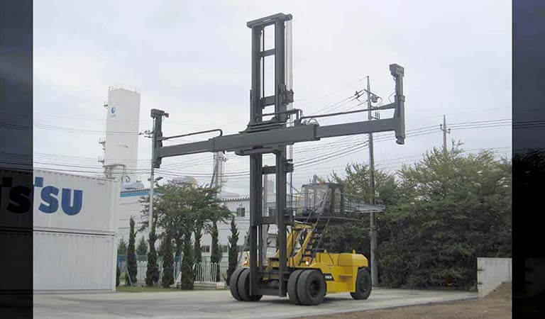 Forklift that carries containers