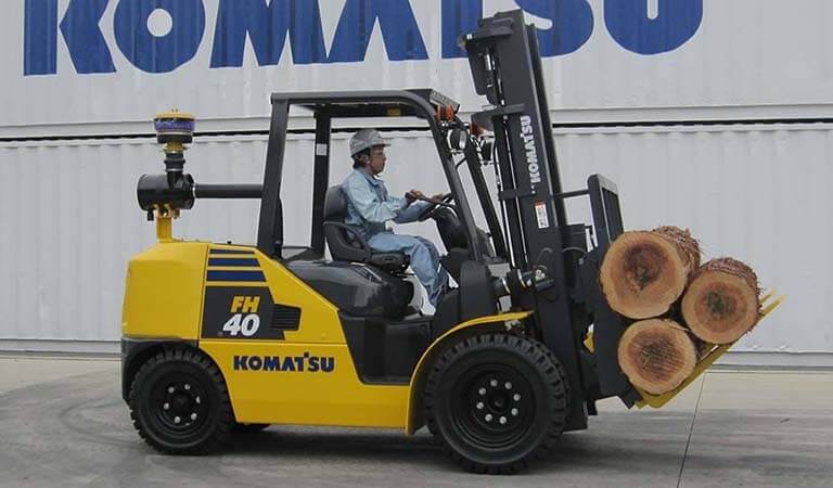 Forklift that carries logs (Hinged fork)