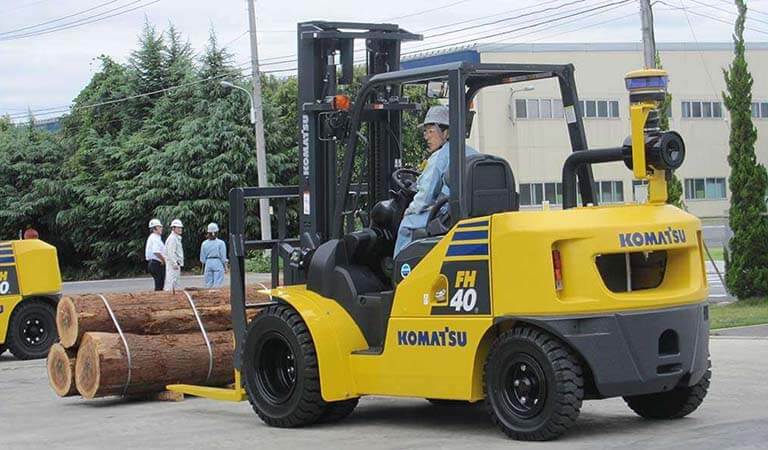 Forklift that carries logs (Hinged fork)