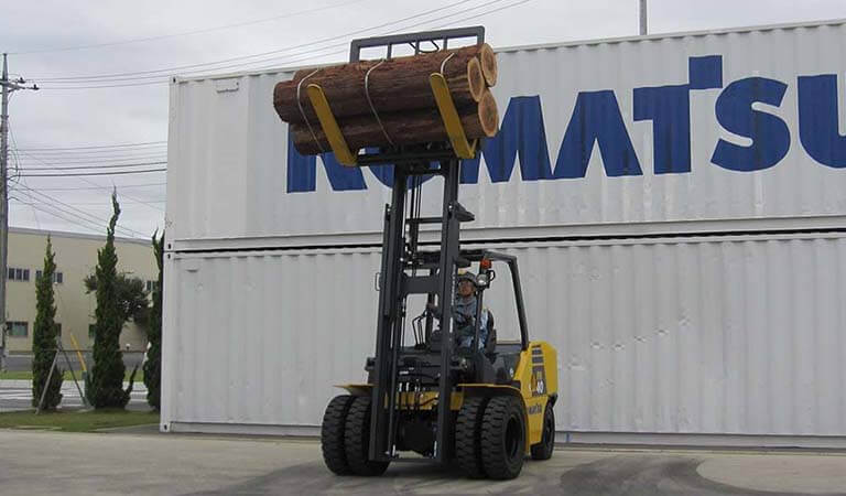 Forklift that carries logs (Hinged fork)