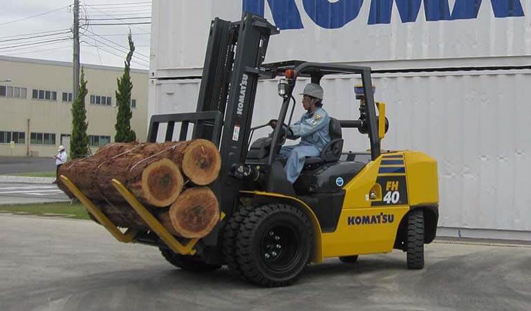 Forklift that carries logs (Hinged fork)