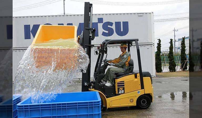 Forklift that carries water (Turning Fork)