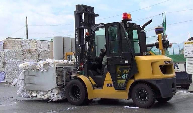 Forklift that grabs things from both sides (Bale Clamp)