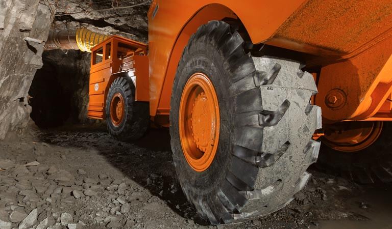 Dump truck that works in the underground