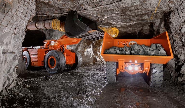 Dump truck that works in the underground