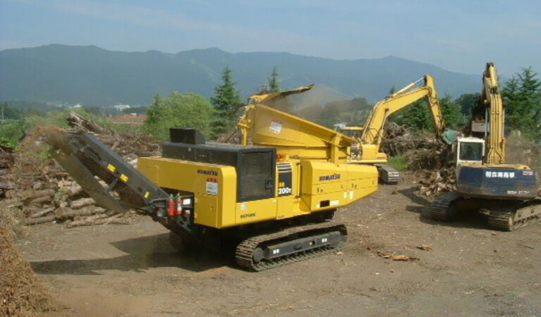 Equipment for breaking trees into pieces