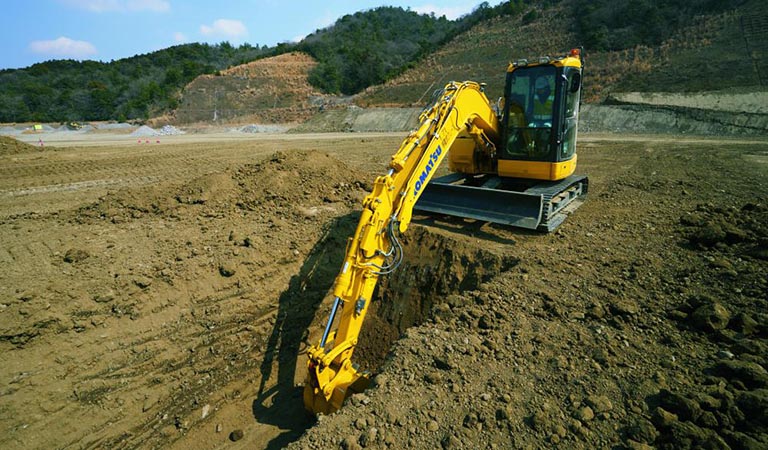 Mini excavator with a small rear PC25MR-5