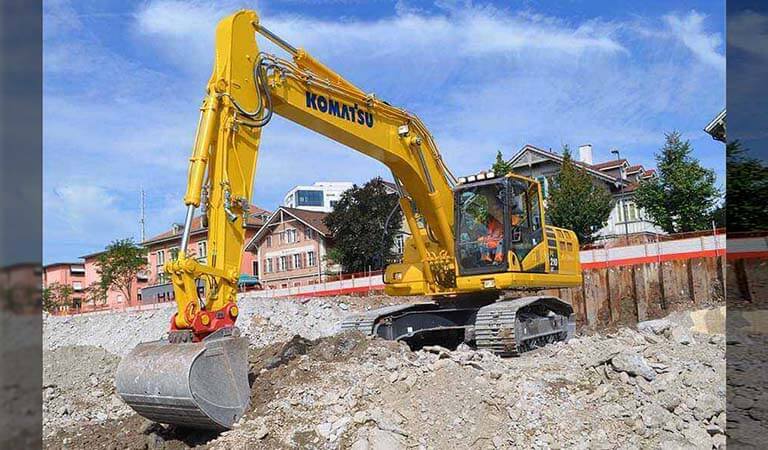 Medium-sized hydraulic excavator PC210LC