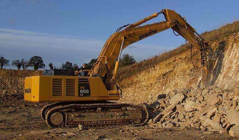 Large hydraulic excavator PC600LC