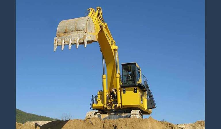 Super-large hydraulic excavator PC2000