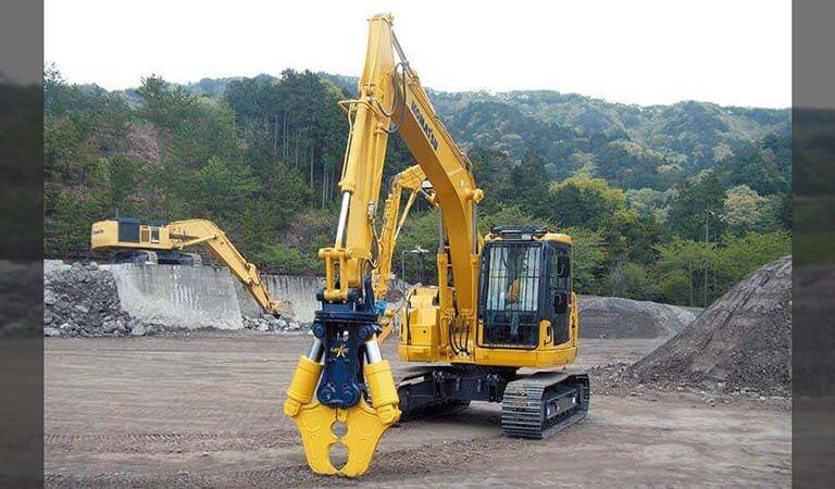 Excavator that demolishes buildings