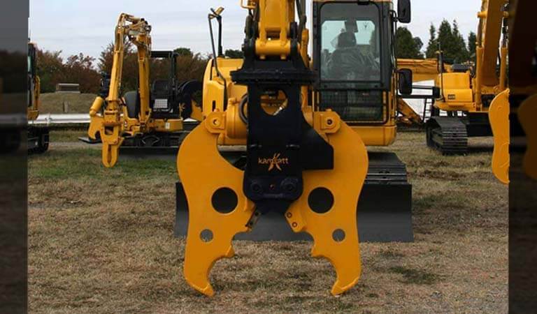 Excavator that demolishes buildings