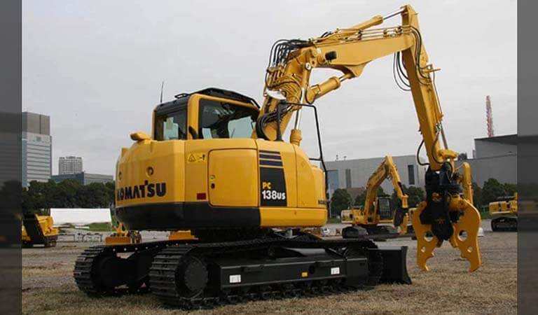 Excavator that demolishes buildings