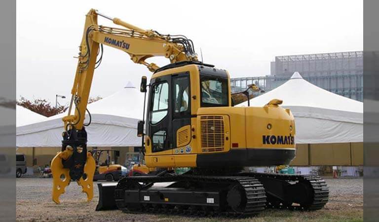 Excavator that demolishes buildings