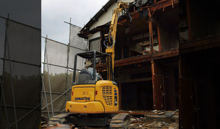 Excavator that demolishes buildings(PC138US-11)