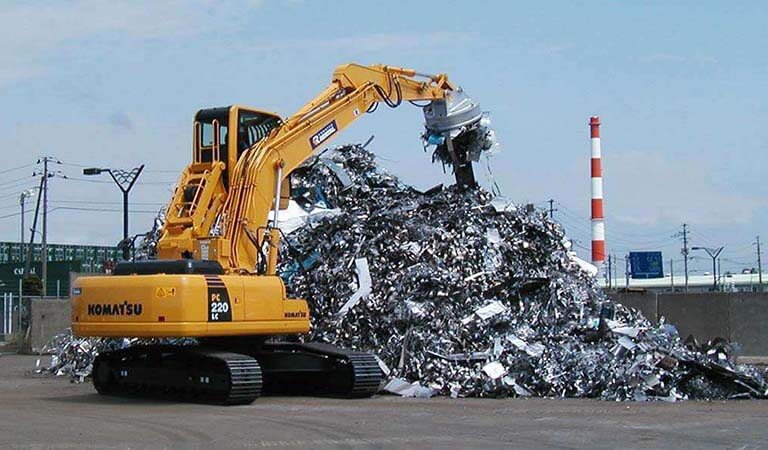 Excavator that picks up metal scraps