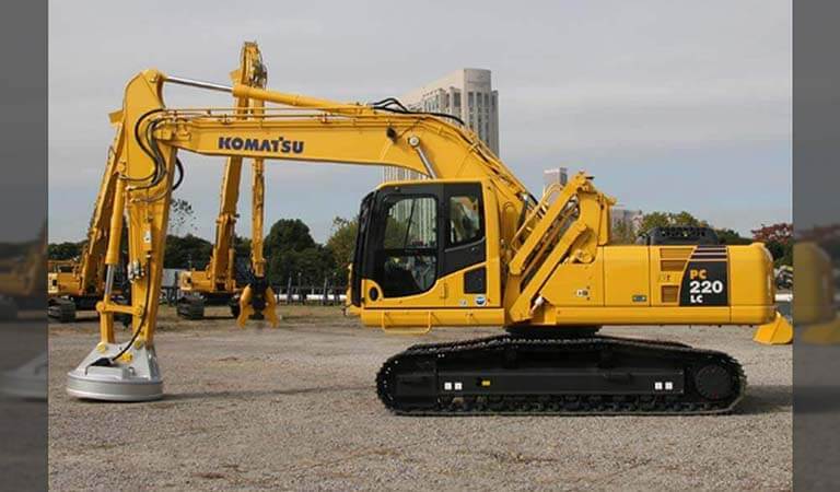 Excavator that picks up metal scraps