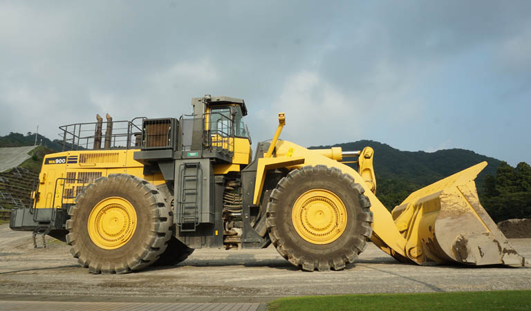 Large wheel loader WA900