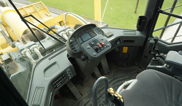 Large wheel loader WA900