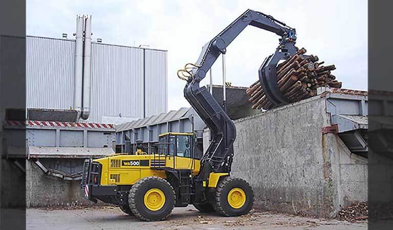 Wheel loader that carries logs to high places (High lift log grapple)