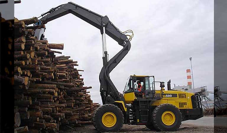 Wheel loader that carries logs to high places (High lift log grapple)