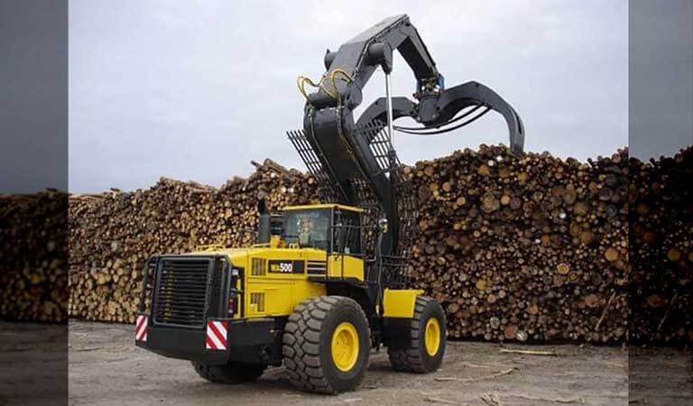 Wheel loader that carries logs to high places (High lift log grapple)