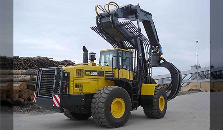 Wheel loader that carries logs to high places (High lift log grapple)