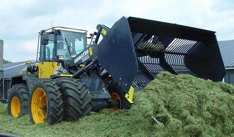 Wheel loader that gathers grass (Silage fork)