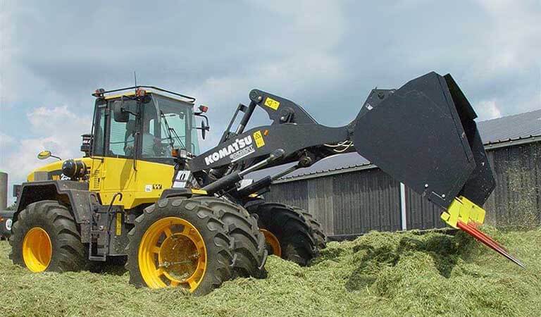 Wheel loader that gathers grass (Silage fork)