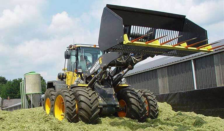 Wheel loader that gathers grass (Silage fork)