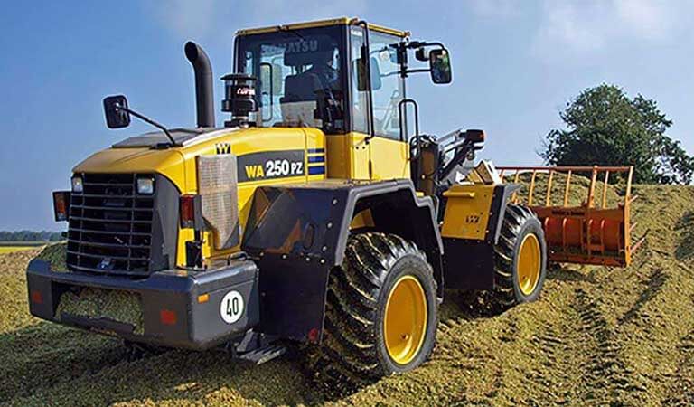 Wheel loader that gathers grass (Silage fork)