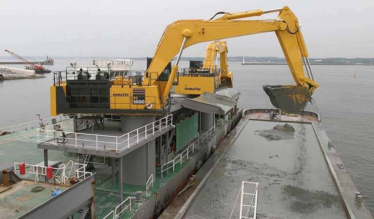 海の上で働く油圧ショベル（港湾仕様）