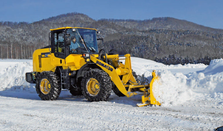 Wheel loader which removes snow