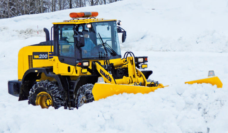 Wheel loader which removes snow