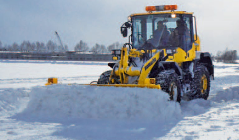 Wheel loader which removes snow