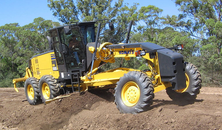 Machine that makes foundation of roads (Motor grader)