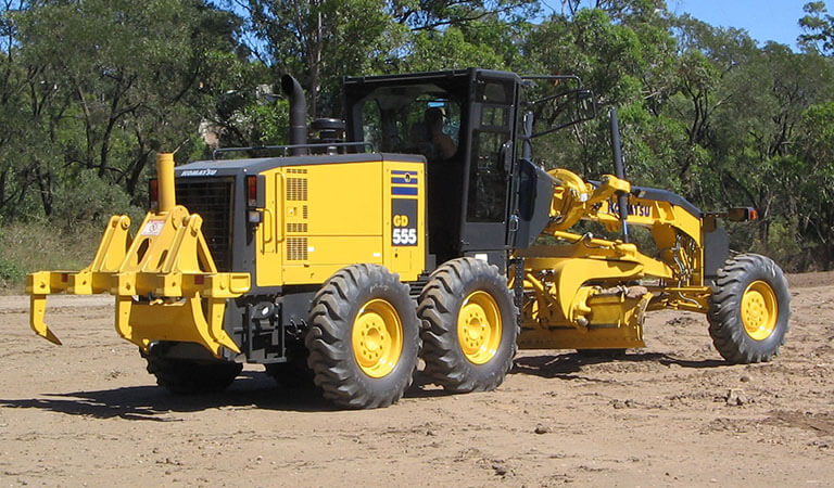 Machine that makes foundation of roads (Motor grader)