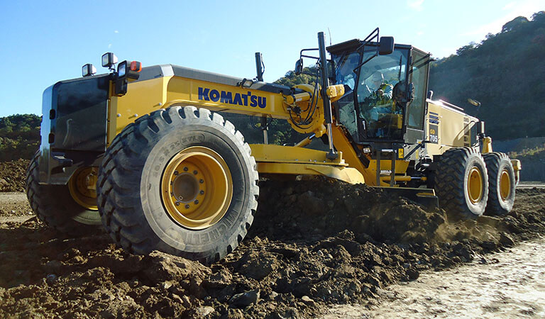 Machine that makes foundation of roads (Motor grader)